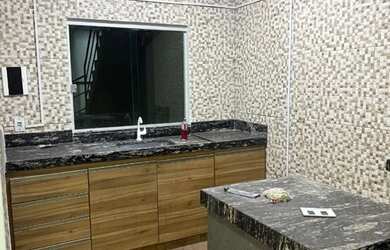 Imagem: A casa possui 4 Dormitórios, 1 Banheiro, 4 Vagas na garagem