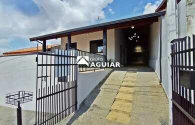 Imagem: A casa possui 3 Dormitórios, 2 Banheiros, 3 Vagas na garagem