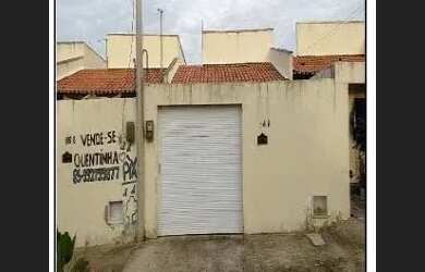 Imagem: A casa possui 2 Dormitórios, 1 Banheiro, 1 Vaga na garagem