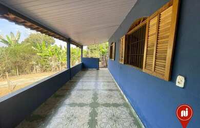 Imagem: A casa possui 3 Dormitórios, 1 Banheiro, 2 Vagas na garagem