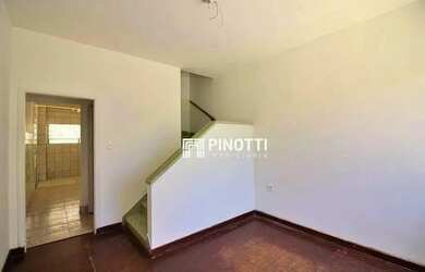 Imagem: O depósito possui 2 Vagas na garagem, 140m² de Área e está