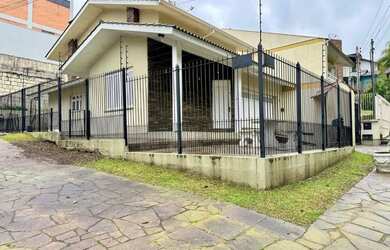 Imagem: A casa possui 3 Dormitórios, 2 Banheiros, 3 Vagas na garagem