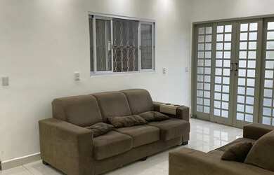 Imagem: A casa possui 3 Dormitórios, 4 Banheiros, 2 Vagas na garagem