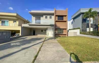 Imagem: A casa em condomínio possui 4 Dormitórios, 5 Banheiros, 5