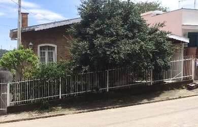 Imagem: A casa possui 4 Dormitórios, 3 Vagas na garagem, 280m² de