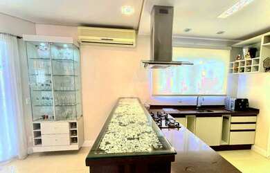 Imagem: A casa em condomínio possui 2 Dormitórios, 4 Banheiros, 2