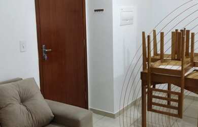 Imagem: O apartamento possui 2 Dormitórios, 1 Banheiro, 1 Vaga na garagem