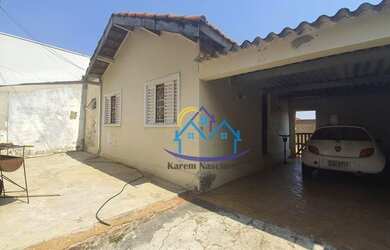 Imagem: A casa possui 2 Dormitórios, 1 Banheiro, 2 Vagas na garagem