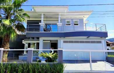 Imagem: A casa possui 4 Dormitórios, 4 Banheiros, 2 Vagas na garagem