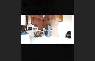 Imagem: A casa possui 3 Dormitórios, 3 Banheiros, 2 Vagas na garagem