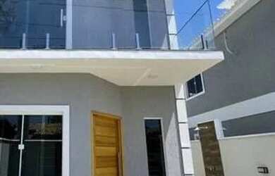 Imagem: A casa possui 3 Dormitórios, 2 Banheiros, 2 Vagas na garagem