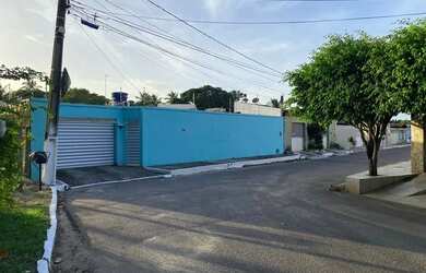 Imagem: A casa possui 4 Dormitórios, 4 Banheiros, 5 Vagas na garagem