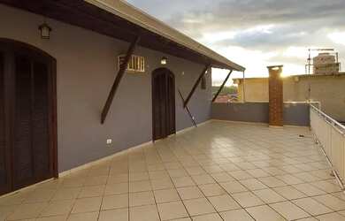 Imagem: A casa possui 3 Dormitórios, 1 Banheiro, 2 Vagas na garagem