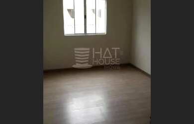 Imagem: O apartamento possui 3 Dormitórios, 1 Banheiro, 1 Vaga na garagem