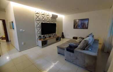 Imagem: A casa possui 3 Dormitórios, 3 Banheiros, 2 Vagas na garagem