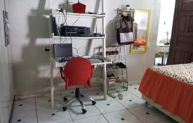 Imagem: A casa possui 3 Dormitórios e 2 Banheiros e está localizado