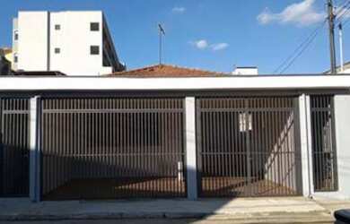 Imagem: A casa possui 3 Dormitórios, 3 Banheiros, 2 Vagas na garagem