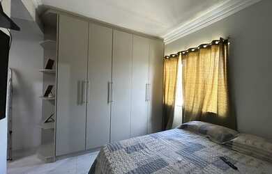 Imagem: A casa possui 2 Dormitórios, 3 Banheiros, 1 Vaga na garagem