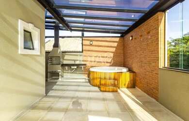 Imagem: A casa possui 4 Dormitórios, 4 Banheiros, 2 Vagas na garagem