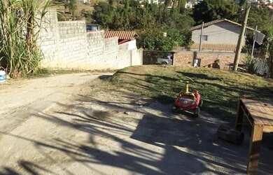 Imagem: A casa possui 3 Dormitórios, 2 Banheiros, 5 Vagas na garagem