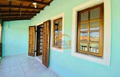 Imagem: A casa possui 3 Dormitórios, 2 Banheiros, 2 Vagas na garagem