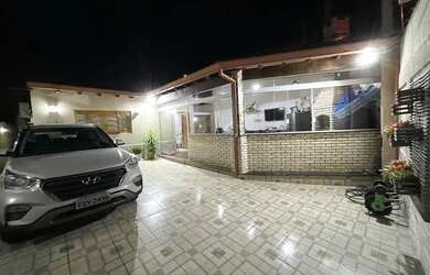 Imagem: A casa possui 3 Dormitórios, 2 Banheiros, 2 Vagas na garagem