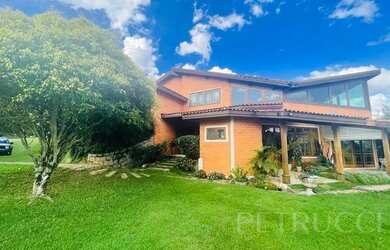 Imagem: A casa em condomínio possui 5 Dormitórios, 5 Banheiros, 5