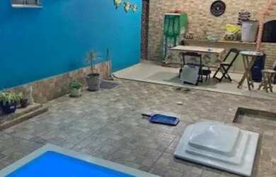 Imagem: A casa possui 3 Dormitórios, 2 Banheiros, 3 Vagas na garagem