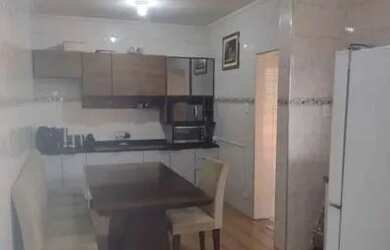 Imagem: A casa possui 3 Dormitórios, 3 Banheiros, 3 Vagas na garagem