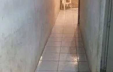 Imagem: A casa possui 1 Dormitório, 1 Banheiro, 1 Vaga na garagem