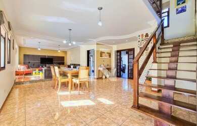 Imagem: A casa em condomínio possui 3 Dormitórios, 2 Banheiros, 2