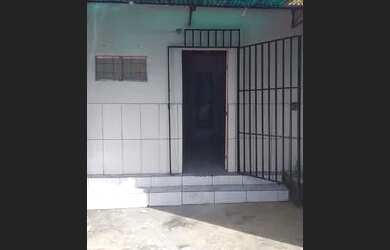 Imagem: A casa possui 1 Dormitório, 1 Banheiro, 1 Vaga na garagem e