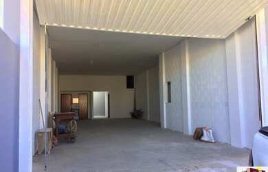 Imagem: O depósito possui 3 Vagas na garagem, 175m² de Área e está