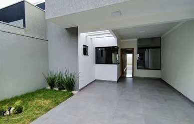 Imagem: A casa possui 3 Dormitórios, 2 Banheiros, 2 Vagas na garagem