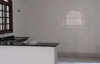 Imagem: A casa possui 3 Dormitórios, 1 Banheiro, 1 Vaga na garagem