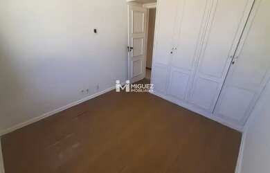 Imagem: O apartamento possui 4 Dormitórios, 2 Banheiros, 2 Vagas na