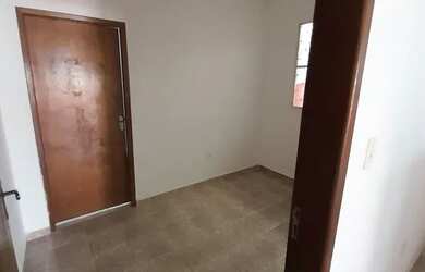 Imagem: A casa possui 2 Dormitórios, 1 Banheiro e 1 Vaga na garagem