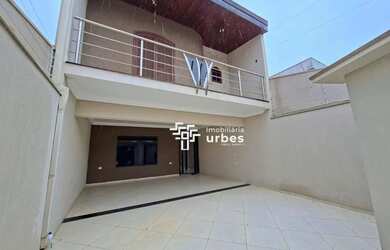 Imagem: A casa possui 4 Dormitórios, 2 Banheiros, 3 Vagas na garagem