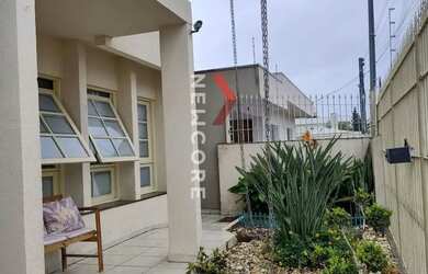 Imagem: A casa possui 4 Dormitórios, 4 Banheiros, 4 Vagas na garagem