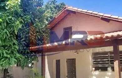 Imagem: A casa possui 3 Dormitórios, 2 Banheiros, 5 Vagas na garagem