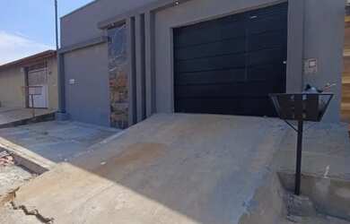 Imagem: A casa possui 3 Dormitórios, 2 Banheiros, 2 Vagas na garagem