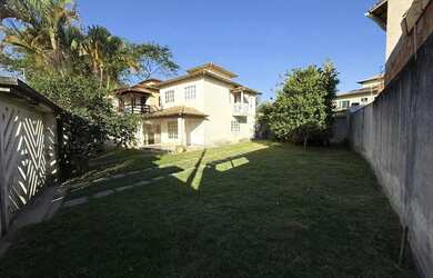 Imagem: A casa possui 3 Dormitórios, 2 Banheiros, 3 Vagas na garagem