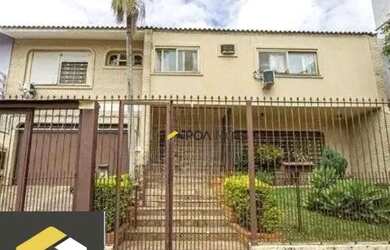 Imagem: A casa possui 3 Dormitórios, 3 Banheiros, 2 Vagas na garagem