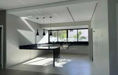 Imagem: A casa em condomínio possui 3 Dormitórios, 3 Banheiros, 328m²