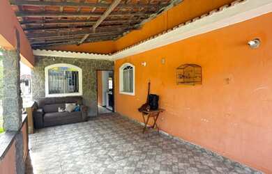 Imagem: A casa possui 3 Dormitórios, 2 Banheiros e está localizado