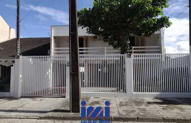 Imagem: A casa possui 4 Dormitórios, 3 Banheiros, 4 Vagas na garagem