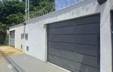 Imagem: A casa possui 2 Dormitórios, 2 Banheiros, 4 Vagas na garagem