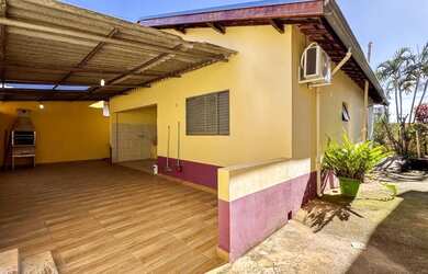 Imagem: A casa possui 2 Dormitórios, 1 Banheiro, 2 Vagas na garagem