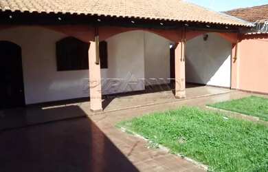 Imagem: A casa possui 3 Dormitórios, 2 Banheiros, 3 Vagas na garagem