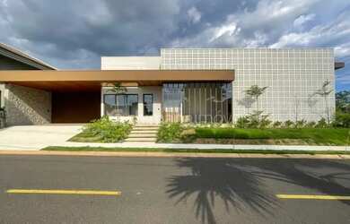 Imagem: A casa em condomínio possui 4 Dormitórios, 4 Banheiros, 4